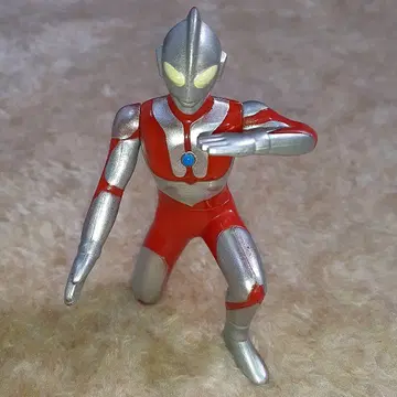 울트라맨 피규어 빨강 은색 등 버튼 누르면 찹니다