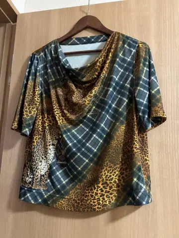 이타리야 레오파드 무늬와 체크 무늬의 반팔 상의