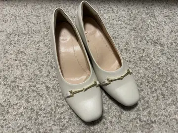 화이트 펌프스 골드 금장 장식 포함