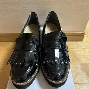 Fin 핀 에나멜 로퍼 프린지 스터드 통굽 트랙 밑창