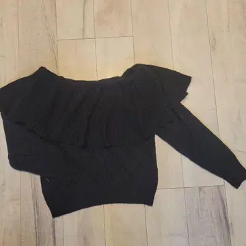 시뉴 오프숄더 프릴 니트 블랙