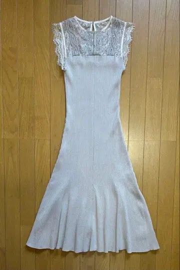 FRAY I.D 슬리브리스 니트 원피스