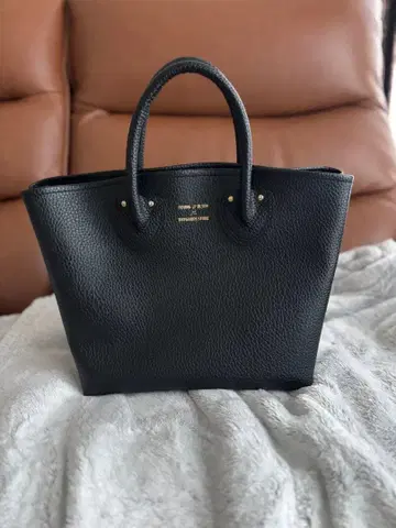 영 & 올슨 엠보싱 무크북 블랙 토트백