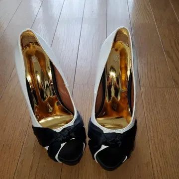 화이트/블랙 오픈토 펌프스