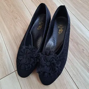 새상품급 리스마크 펌프스 로우힐 블랙 꽃무늬 24.0 고토산업