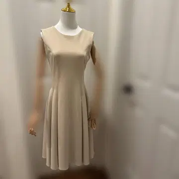 베이지 슬리브리스 플레어 원피스 무릎 기장