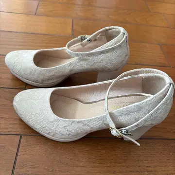 아이보리 레이스 중간 굽 펌프스