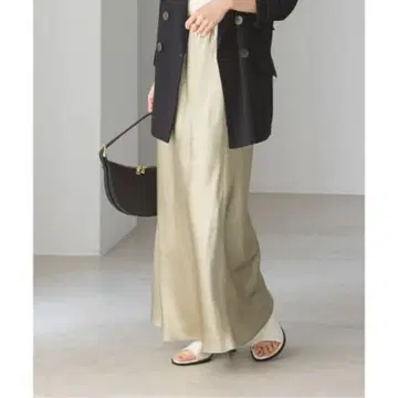 NOBLE 내로우 A라인 새틴 스커트