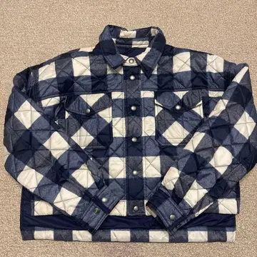 네이비와 화이트의 체크 무늬 얇은 소재 다운 자켓