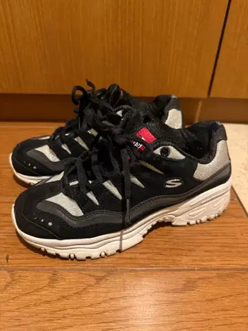 Skechers 블랙/실버 스니커즈