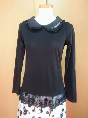 검은 장미 테두리와 프릴이 달린 블랙 긴팔 블라우스