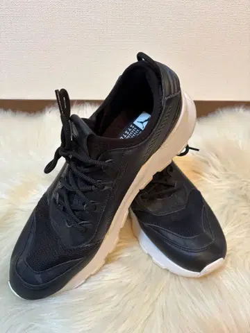 블랙 스니커즈 메쉬 가죽