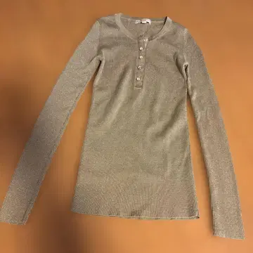 마이클코어스 라메 니트 긴팔 리브 비쥬 버튼 골드 S 상당