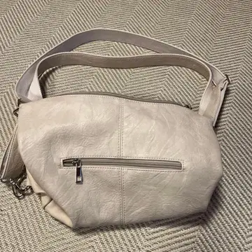 삭스 바 2가지 방식으로 사용 가능한 숄더백 겸 백팩