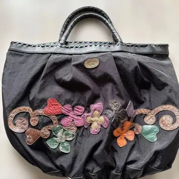 IBIZA 꽃무늬 자수 블랙 핸드백