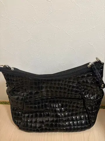 에나멜 크로커다일풍 블랙 핸드백