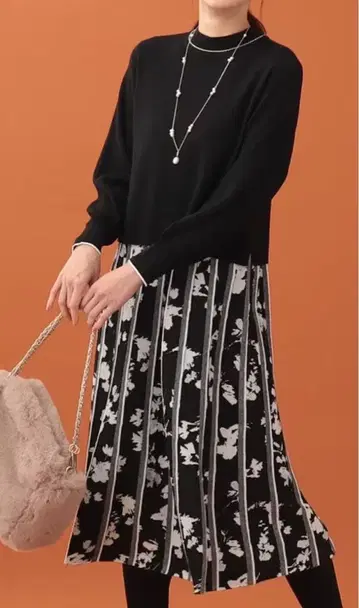 리플렉트 니트 도킹 원피스 블랙 꽃무늬