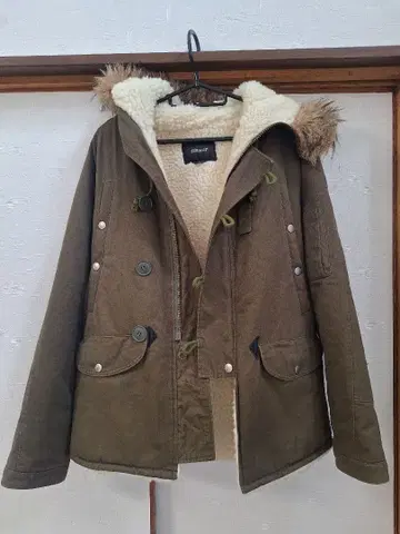 [ 가격 인하 ] rehacer 올리브색 퍼 부착 모즈 코트