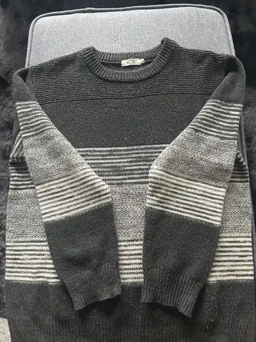 KOE 그레이 계열 스트라이프 니트 스웨터