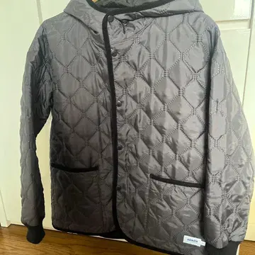 ARMEN 퀼팅 자켓 그레이 후드 부착