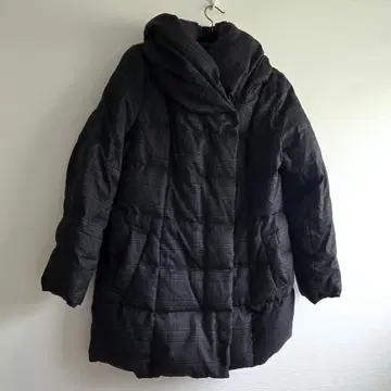 블랙 체크 무늬 후드 부착 다운 코트