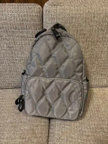 그레이 퀼팅 백팩