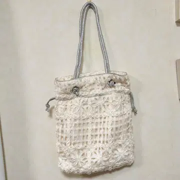 화이트 꽃무늬 자수 토트백