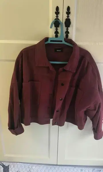 숏 기장의 다크 레드 데님 자켓 (여성용)