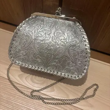 카빙 라이브 한정판 가마구치 숄더 실버 꽃무늬 파티 백