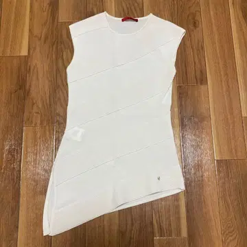 캐롤라이나 헤레나 화이트 슬리브리스 상의 사선 스트라이프