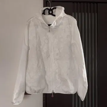 DAMA 화이트 꽃무늬 자수 윈드 브레이커 화이트