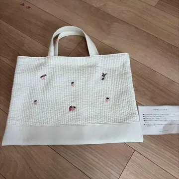 비오는날 파밀리아 콜라보 piano 화이트 피아노 누비백