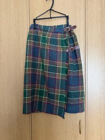 체크 무늬 사이드 버클 미디 스커트