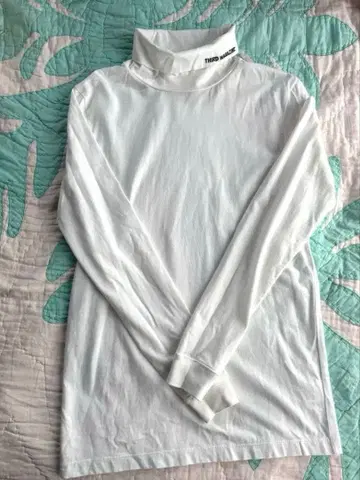 THIRD MAGAZINE 로고 자수 하이넥 풀오버 화이트