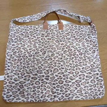 레오파드 무늬 캔버스 숄더백