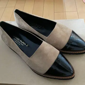 컨디션 최상 CORSO ROMA 9 로퍼 베이지 블랙 에나멜 토