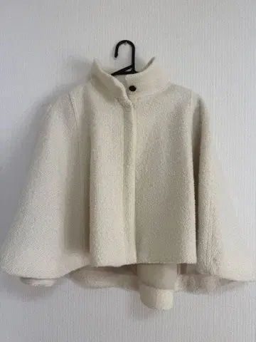 ZARA 화이트 아이보리 보아풍 케이프 자켓