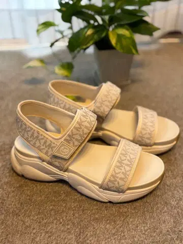 Michael Kors 화이트 샌들