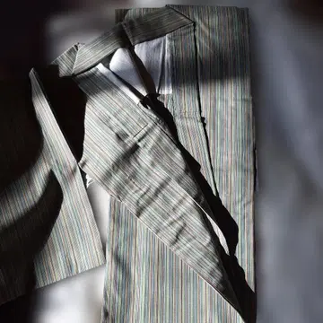 스트라이프 패턴의 세련된 기모노