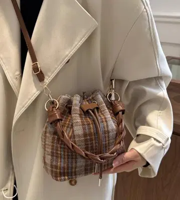 브라운 체크 무늬 복조리형 숄더백