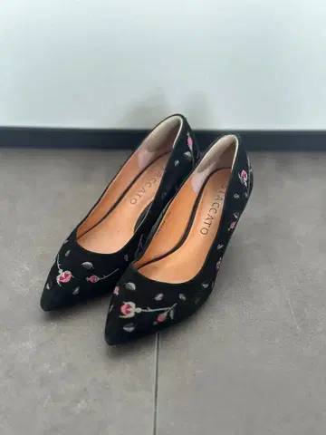 블랙 스웨이드 펌프스 자수 STACCATO