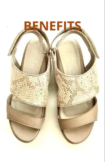 새상품급 BENEFITS 스네이크 스킨풍 웨지 샌들 M