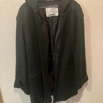 후드 부착 다크 그레이 코트