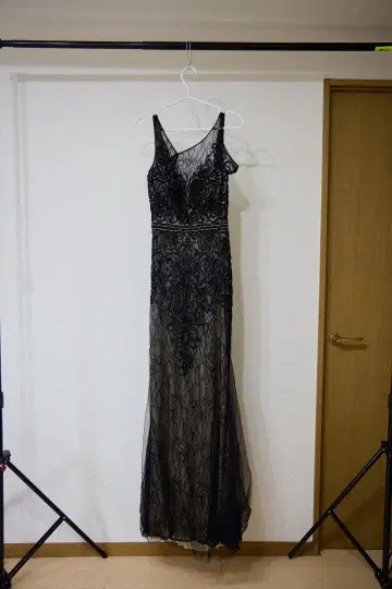 블랙 레이스 슬리브리스 드레스