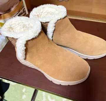 스케쳐스 퍼 달린 베이지 스웨이드 숏부츠