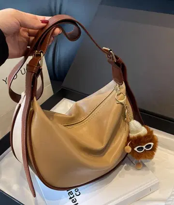 베이지 합성 피혁 숄더백