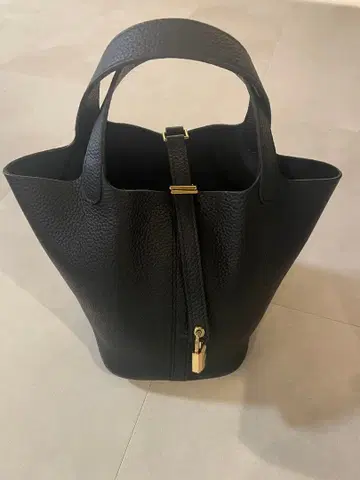 컨디션 최상 블랙 골드 금장 장식 천연 가죽 큐브 백