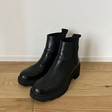 ZARA 블랙 사이드 고어 부츠 통굽 37