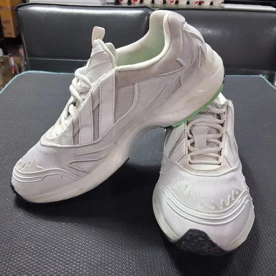 Adidas XARE Boost 265~270 (UK 8.5)