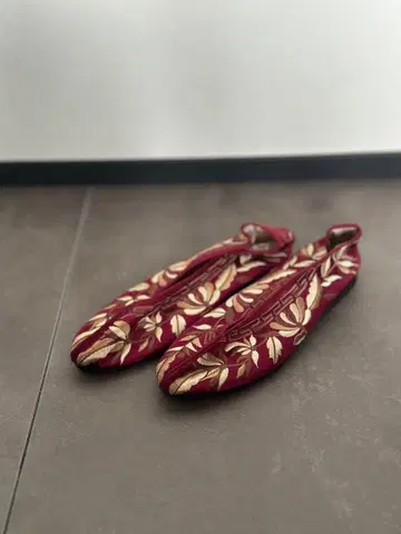 보르도 꽃무늬 자수 플랫 차이나슈즈